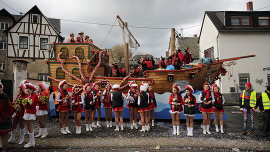 Das Freibeuter-Schiff des Möhnenpaares ist ein Blickfang beim Umzug. Das Freibeuter-Schiff des Möhnenpaares ist ein Blickfang beim Umzug.