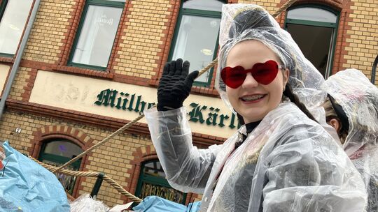 In Mülheim-Kärlich schützt man sich während des Umzug vor dem Regen - und lässt sich die Stimmung nicht verhageln. In Mülheim-Kärlich schützt man sich während des Umzug vor dem Regen - und lässt sich die Stimmung nicht verhageln.