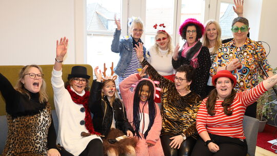 Die Frauen der VG-Verwaltung Nahe-Glan in Bad Sobernheim hatten sich im Obergeschoss verschanzt und rückten den Stadtschlüssel p Die Frauen der VG-Verwaltung Nahe-Glan in Bad Sobernheim hatten sich im Obergeschoss verschanzt und rückten den Stadtschlüssel p