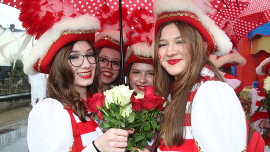 Das Wetter hätte besser sein können: die Mädels der Garde unterm Regenschirm beim großen Möhnenumzug in Weitersburg. Das Wetter hätte besser sein können: die Mädels der Garde unterm Regenschirm beim großen Möhnenumzug in Weitersburg.