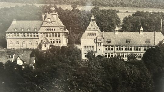 Das Freiherr-vom-Stein-Gymnasium hat eine 125-jährige Geschichte. Das Freiherr-vom-Stein-Gymnasium hat eine 125-jährige Geschichte.