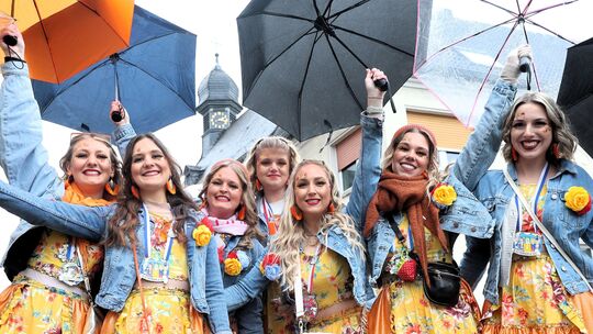 Heimbach-Weis: Farbenfroh trotzen die Narren und natürlich vor allem die Närrinnen am Schwerdonnerstag in Heimbach-Weis den grau Heimbach-Weis: Farbenfroh trotzen die Narren und natürlich vor allem die Närrinnen am Schwerdonnerstag in Heimbach-Weis den grau