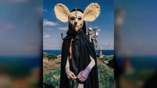 In 14 Positionen erkundet das Museum Angewandte Kunst Frankfurt derzeit Umgang, Möglichkeiten und Grenzen von KI. Unter den geze In 14 Positionen erkundet das Museum Angewandte Kunst Frankfurt derzeit Umgang, Möglichkeiten und Grenzen von KI. Unter den geze