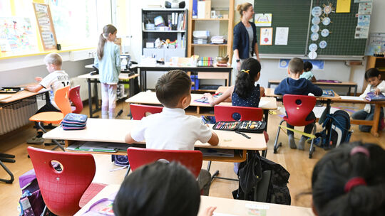 Grundschullehrer sind der Besoldungsgruppe A12 zugeordnet, damit bekommen sie weniger Geld als ihre Kollegen an anderen Schulen. Grundschullehrer sind der Besoldungsgruppe A12 zugeordnet, damit bekommen sie weniger Geld als ihre Kollegen an anderen Schulen.