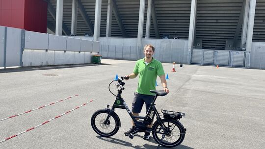 Lukas Reuscher von der Verkehrswacht Mainz-Bingen, weiß, was Radfahrer beherrschen sollten, um sicher auf ihrem Gefährt unterweg Lukas Reuscher von der Verkehrswacht Mainz-Bingen, weiß, was Radfahrer beherrschen sollten, um sicher auf ihrem Gefährt unterweg