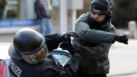 Angriffe auf Polizisten häufen sich und werden immer schneller viel intensiver -- und das hat Folgen für die psychische Gesundhe Angriffe auf Polizisten häufen sich und werden immer schneller viel intensiver -- und das hat Folgen für die psychische Gesundhe
