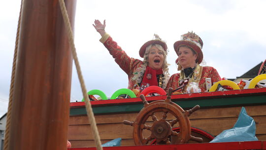 "Helau", ruft Obermöhn Martina I. (links) vom Karnevalswagen des Möhnenpaars aus Mülheim-Kärlich. Neben ihr: Ihre Schwester und "Helau", ruft Obermöhn Martina I. (links) vom Karnevalswagen des Möhnenpaars aus Mülheim-Kärlich. Neben ihr: Ihre Schwester und