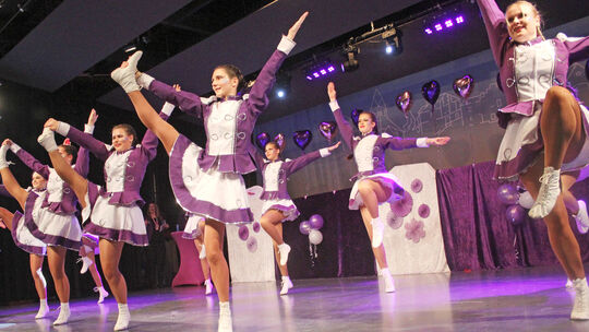 Die Layer Tanzgarde bringt die Legiahalle bei der Sitzung des Möhnenclubs Spätlese auf Betriebstemperatur. Die Layer Tanzgarde bringt die Legiahalle bei der Sitzung des Möhnenclubs Spätlese auf Betriebstemperatur.