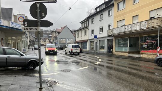 Schon wenige Tage nach dem einstimmigen Stadtratsbeschluss sind die Fahrbahnverengungen in der Straße "Im Kreuztal" demontiert. Schon wenige Tage nach dem einstimmigen Stadtratsbeschluss sind die Fahrbahnverengungen in der Straße "Im Kreuztal" demontiert.