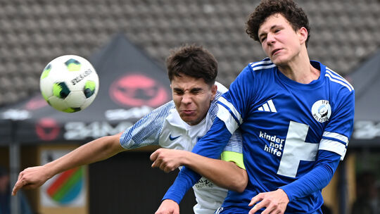 „Dagegenhalten" heißt es für die B-Jugendlichen des JFV Wolfstein Ww/Sieg (in Blau) nun auch wieder im Ligabetrieb. Das Jahr 202 „Dagegenhalten" heißt es für die B-Jugendlichen des JFV Wolfstein Ww/Sieg (in Blau) nun auch wieder im Ligabetrieb. Das Jahr 202