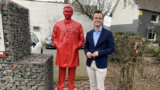 Gegenüber des Raiffeisenmuseums in Hamm hat man dem Genossenschaftsgründer Friedrich Wilhelm Raiffeisen ein Denkmal gesetzt. Mit Gegenüber des Raiffeisenmuseums in Hamm hat man dem Genossenschaftsgründer Friedrich Wilhelm Raiffeisen ein Denkmal gesetzt. Mit