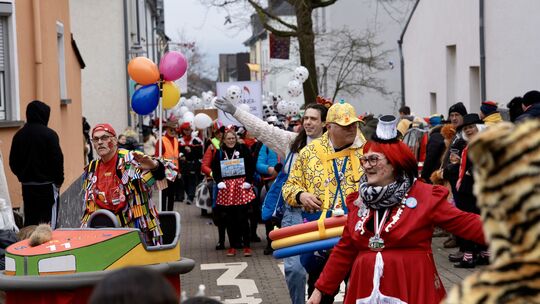 Buntes Treiben in den Straßen von Koblenz Rübenach beim Karnevalsumzug am Samstag. Buntes Treiben in den Straßen von Koblenz Rübenach beim Karnevalsumzug am Samstag.