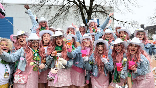 Oberhonnefeld Zug: Die Weeste-Näh-Tanzgruppen haben auch beim Zug mächtig viel Spaß. Oberhonnefeld Zug: Die Weeste-Näh-Tanzgruppen haben auch beim Zug mächtig viel Spaß.