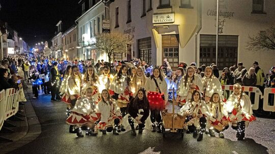 Beim Nachtumzug in Birkenfeld beeindruckten zahlreiche Gruppen mit leuchtenden Kostümen. Beim Nachtumzug in Birkenfeld beeindruckten zahlreiche Gruppen mit leuchtenden Kostümen.