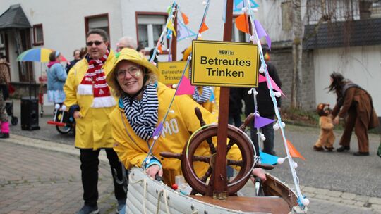 Gut ausgerüstet im Südwester nimmt diese Gruppe sich selbst auf die Schippe. Für das drohende Hochwasser sind sie jedenfalls bes Gut ausgerüstet im Südwester nimmt diese Gruppe sich selbst auf die Schippe. Für das drohende Hochwasser sind sie jedenfalls bes