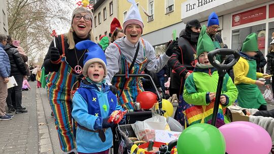 Als bestens gelaunte Zwerge zogen die Kinder und Eltern der Goetheschule durch die Straßen. Als bestens gelaunte Zwerge zogen die Kinder und Eltern der Goetheschule durch die Straßen.