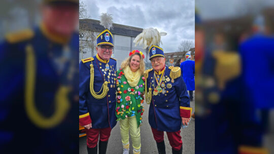 Landrätin Bettina Dickes im Karnevalstrubel beim Fastnachsumzug in Bad Kreuznach. Landrätin Bettina Dickes im Karnevalstrubel beim Fastnachsumzug in Bad Kreuznach.