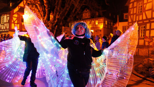 "Die, die immer geh'n" flattern elfengleich durch die Straßen der Wein- und Rosenstadt. "Die, die immer geh'n" flattern elfengleich durch die Straßen der Wein- und Rosenstadt.