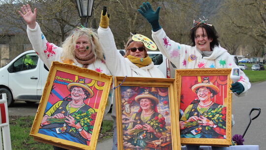 Die Obermöhn in Öl haben sich diese Ellerer Möhnen beim Umzug in Ediger-Eller um den Hals gehängt. Der Verein wird in diesem Jah Die Obermöhn in Öl haben sich diese Ellerer Möhnen beim Umzug in Ediger-Eller um den Hals gehängt. Der Verein wird in diesem Jah