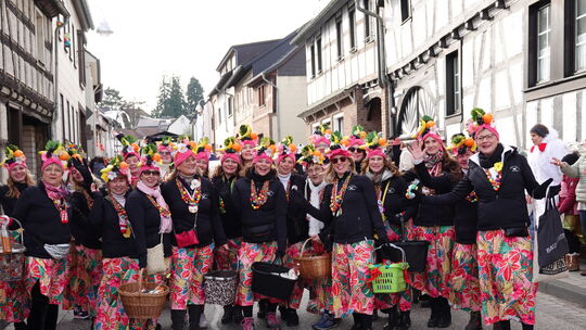 Ringen: Die Ringener Möhne kamen kunterbunt daher. Ringen: Die Ringener Möhne kamen kunterbunt daher.