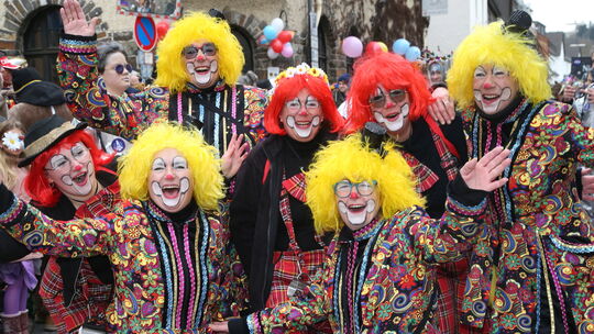 Herrlich bunt und bestens gelaunt die Gruppe Hartenfels beim Umzug in Vallendar. Herrlich bunt und bestens gelaunt die Gruppe Hartenfels beim Umzug in Vallendar.