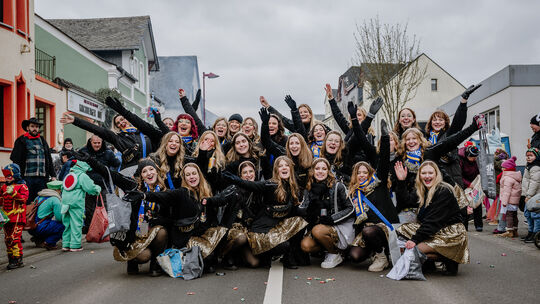 Goldies Showtanzfunken Kirchberg: Wenn Gold auf Glitzer trifft und Power auf pure Lebensfreude! Mit strahlenden Gesichtern und e Goldies Showtanzfunken Kirchberg: Wenn Gold auf Glitzer trifft und Power auf pure Lebensfreude! Mit strahlenden Gesichtern und e