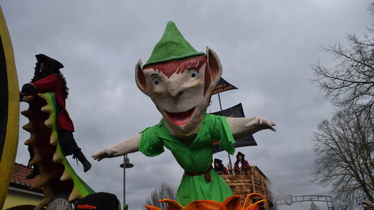 Da schwebt er über dem närrischen Volk, das den bunten Zug genoss, der Peter Pan der Beckelumer Thekengeister. Da schwebt er über dem närrischen Volk, das den bunten Zug genoss, der Peter Pan der Beckelumer Thekengeister.