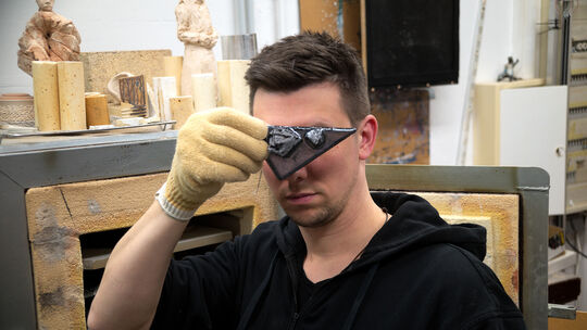 In der Kombination verschiedenster Techniken lotet Paul Heyduck nicht nur materielle Grenzen aus, sondern erforscht zugleich auc In der Kombination verschiedenster Techniken lotet Paul Heyduck nicht nur materielle Grenzen aus, sondern erforscht zugleich auc