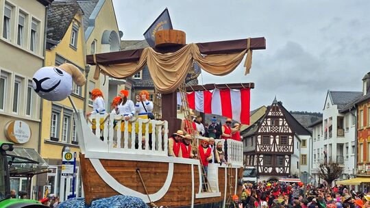 Die Flohhopser Seesbach waren mit ihrem Schiff einer der größten Wagen beim Kirner Rosenmontagsumzug. Die Flohhopser Seesbach waren mit ihrem Schiff einer der größten Wagen beim Kirner Rosenmontagsumzug.