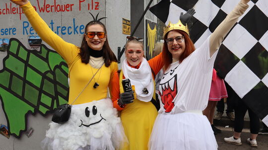 Diese drei Mädels hatten sich die Charaktere aus der Welt von Super Mario zum Vorbild für ihre Kostüme genommen. Diese drei Mädels hatten sich die Charaktere aus der Welt von Super Mario zum Vorbild für ihre Kostüme genommen.