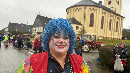 Diese Clown-Dame trotzt dem grauen Wetter mit ihrem Strahlen, ihrem bunten Kostüm und eine Extra-Portion Konfetti. Diese Clown-Dame trotzt dem grauen Wetter mit ihrem Strahlen, ihrem bunten Kostüm und eine Extra-Portion Konfetti.