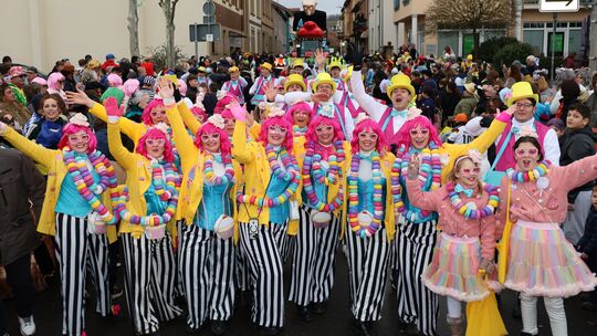 Romozug Bad Sobernheim: Mit Fußgruppe und einen exquisiten Zucker-Lädchen war die Schreinerei Köhler erneut mit 58 Teilnehmenden Romozug Bad Sobernheim: Mit Fußgruppe und einen exquisiten Zucker-Lädchen war die Schreinerei Köhler erneut mit 58 Teilnehmenden