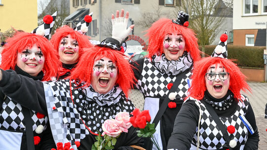 "Helau!", rufen die Neyer Frauen den Besuchern beim Rosenmontagsumzug zu, bevor es von Kratzenburg über Ney nach Halsenbach geht "Helau!", rufen die Neyer Frauen den Besuchern beim Rosenmontagsumzug zu, bevor es von Kratzenburg über Ney nach Halsenbach geht