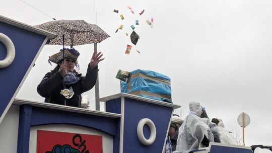 Herdorf: Bei später etwas regnerischem Wetter fliegen beim Herdorfer Rosenmontagszug ordentlich Kamelle durch die Luft. Herdorf: Bei später etwas regnerischem Wetter fliegen beim Herdorfer Rosenmontagszug ordentlich Kamelle durch die Luft.