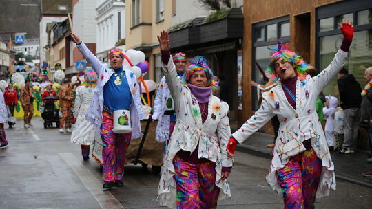 Ausgelassen ist die Stimmung in Bendorf beim Rosenmontagsumzug. Ausgelassen ist die Stimmung in Bendorf beim Rosenmontagsumzug.