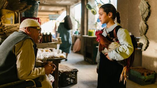 Lamia (Baneen Ahmed Nayyef) ist mit ihrem Hahn Hindi auf dem Markt unterwegs, um die benötigten Lebensmittel für einen "Kuchen f Lamia (Baneen Ahmed Nayyef) ist mit ihrem Hahn Hindi auf dem Markt unterwegs, um die benötigten Lebensmittel für einen "Kuchen f