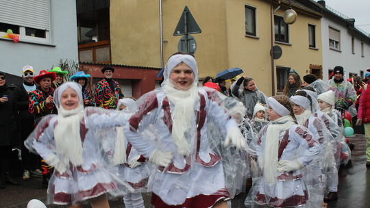 Jung und Alt ließen sich vom Regenwetter nicht abhalten und tanzten mit Begeisterung durch die Straßen. Jung und Alt ließen sich vom Regenwetter nicht abhalten und tanzten mit Begeisterung durch die Straßen.