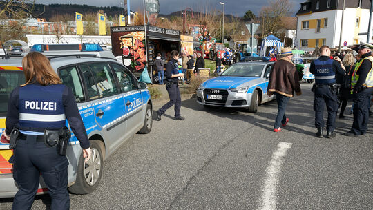 Im Kreis Neuwied fanden am Wochenende 23 Karnevalsumzüge statt, darunter auch in der Hochburg Heimbach-Weis. Um für die Sicherhe Im Kreis Neuwied fanden am Wochenende 23 Karnevalsumzüge statt, darunter auch in der Hochburg Heimbach-Weis. Um für die Sicherhe
