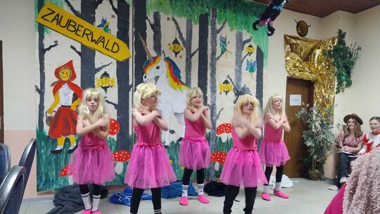 Die "Barbie-Girls", das "Männerballett" der Kinderfastnacht in Berschweiler bei Kirn Die "Barbie-Girls", das "Männerballett" der Kinderfastnacht in Berschweiler bei Kirn