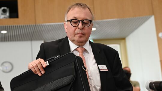 Dem früheren Landrat des Kreises Ahrweiler, Jürgen Pföhler (CDU), wurde im vergangenen Jahr ein Drittel seiner Pension gekürzt. Dem früheren Landrat des Kreises Ahrweiler, Jürgen Pföhler (CDU), wurde im vergangenen Jahr ein Drittel seiner Pension gekürzt.