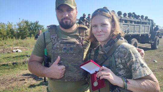 Insgesamt dreimal wurde Savita Wagner für ihren Dienst als freiwillige Sanitäterin im Ukraine-Krieg ausgezeichnet. Hier erhält s Insgesamt dreimal wurde Savita Wagner für ihren Dienst als freiwillige Sanitäterin im Ukraine-Krieg ausgezeichnet. Hier erhält s