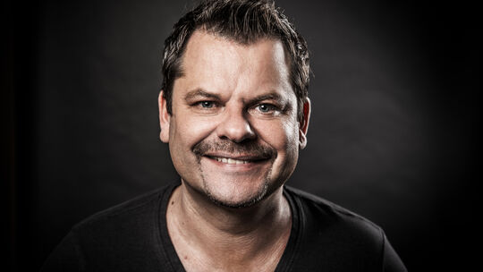 In seinem neuen Programm beschäftigt sich Ingo Appelt mal wieder mit Männern und ihren Eigenheiten, hat aber auch zu aktuellen g In seinem neuen Programm beschäftigt sich Ingo Appelt mal wieder mit Männern und ihren Eigenheiten, hat aber auch zu aktuellen g