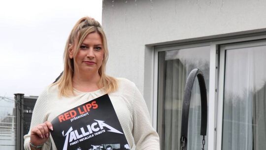 Melanie Leuck mit einem Plakat, das auf eine ihrer Veranstaltungen hinweist. Melanie Leuck mit einem Plakat, das auf eine ihrer Veranstaltungen hinweist.