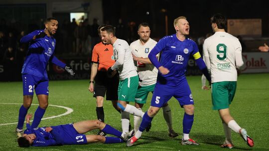 Diese Rudelbildung nach gut einer halben Stunde im Derby zwischen Mülheim-Kärlich (in Weiß-Grün, von links mit Daniel Aretz, Pas Diese Rudelbildung nach gut einer halben Stunde im Derby zwischen Mülheim-Kärlich (in Weiß-Grün, von links mit Daniel Aretz, Pas