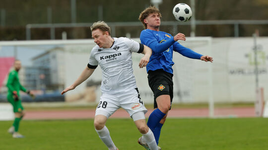 Luca Hirninger (blaues Trikot) war bei seiner Pflichtspielpremiere für die TuS Koblenz nicht nur defensiv eine Bank, er erzielte Luca Hirninger (blaues Trikot) war bei seiner Pflichtspielpremiere für die TuS Koblenz nicht nur defensiv eine Bank, er erzielte