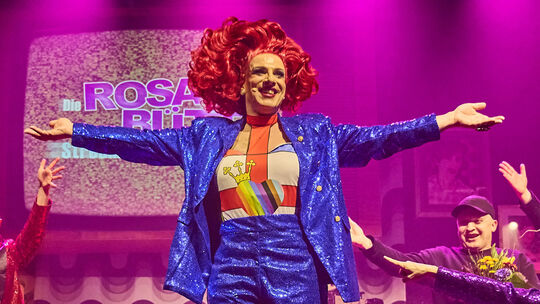 Bei der jüngsten Rosa Bütt im Café Hahn zeigte Dörthe Dutt einmal mehr ihre große Liebe für knallige Kostüme. Ein Blick in unser Bei der jüngsten Rosa Bütt im Café Hahn zeigte Dörthe Dutt einmal mehr ihre große Liebe für knallige Kostüme. Ein Blick in unser