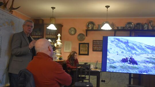 Jörg Jungmann (links stehend) referiert über die Insel Grönland, die er seit 40 Jahren bereist. Er hatte viele wunderschöne Aufn Jörg Jungmann (links stehend) referiert über die Insel Grönland, die er seit 40 Jahren bereist. Er hatte viele wunderschöne Aufn