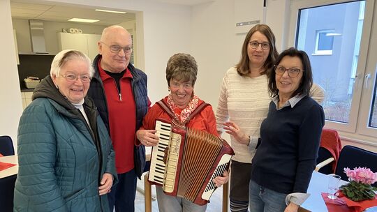Auftakt mit Musik beim neuen Begegnungscafé in Rüdesheim (von rechts) mit Corinna Wirth, Barbara Sticker, Gisela Götz und Gästen Auftakt mit Musik beim neuen Begegnungscafé in Rüdesheim (von rechts) mit Corinna Wirth, Barbara Sticker, Gisela Götz und Gästen