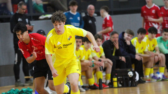 Der treffsichere Kapitän Tino Engelmann (in Gelb) und sein JFV Rhein-Hunsrück waren das Maß aller Dinge bei der Futsal-Rheinland Der treffsichere Kapitän Tino Engelmann (in Gelb) und sein JFV Rhein-Hunsrück waren das Maß aller Dinge bei der Futsal-Rheinland