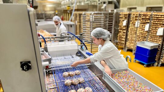 Fastnacht ist zwar vorbei, aber der "närrische Berliner", belegt mit Smarties, schmeckt auch noch nach Aschermittwoch: eine Mita Fastnacht ist zwar vorbei, aber der "närrische Berliner", belegt mit Smarties, schmeckt auch noch nach Aschermittwoch: eine Mita